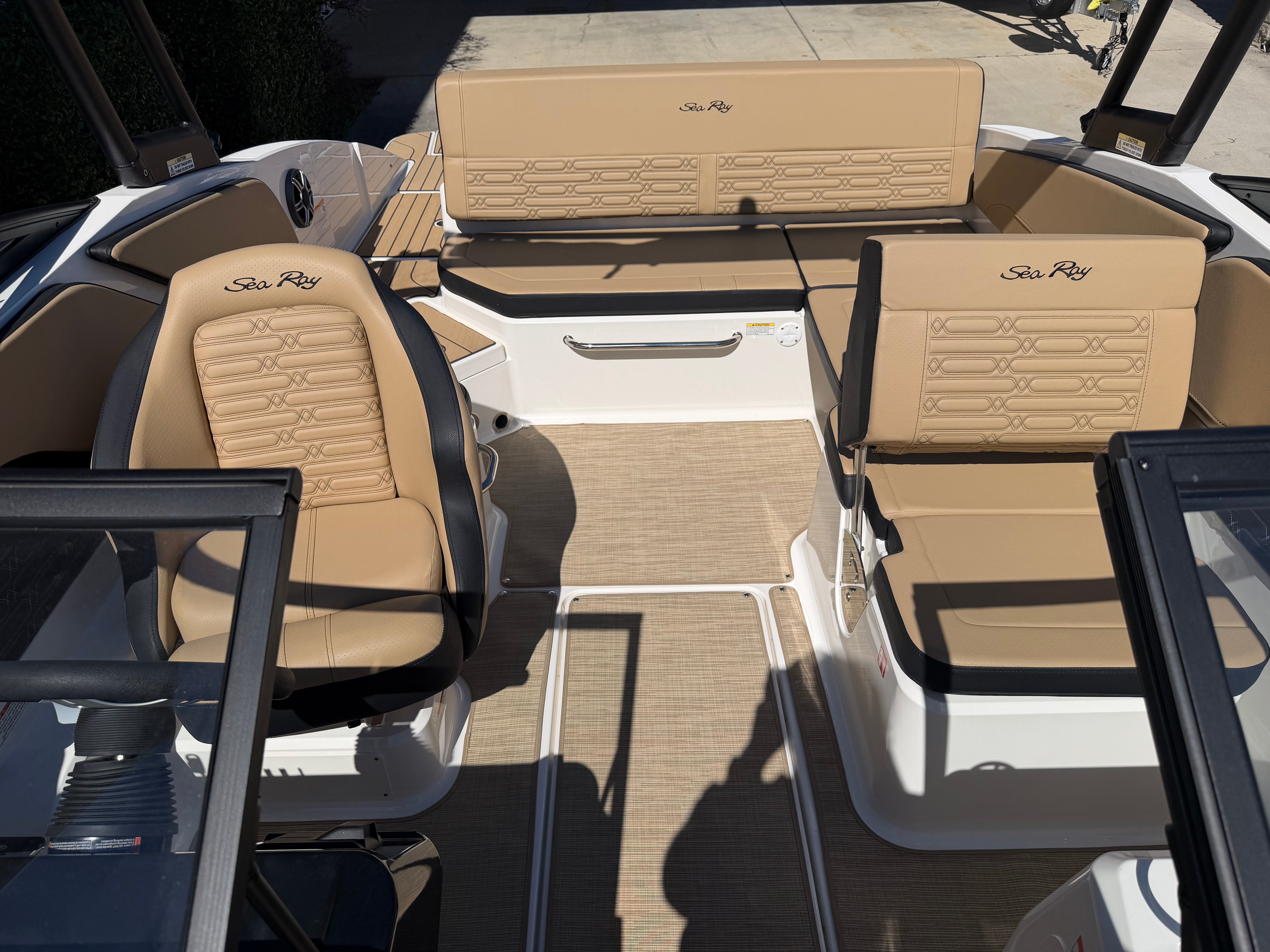 アクアマリン　ベージュ 2026 Sea Ray SPX 210 – American Boat Center